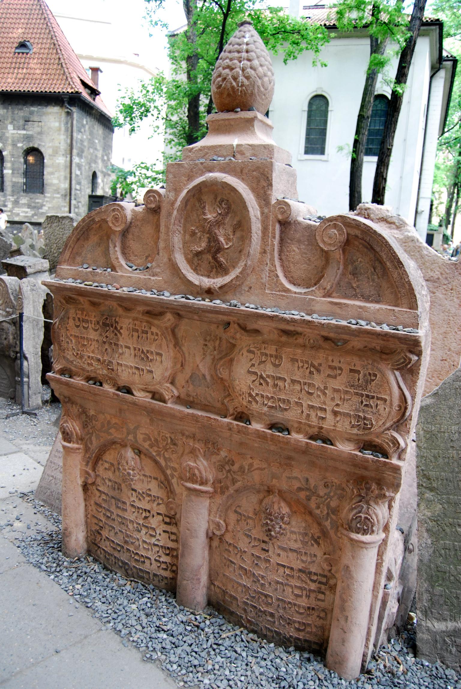 Tombstone of lion emblem and Hebrew inscription.