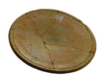Shallow bowl with concentric circles and two-letter Hebrew inscription.