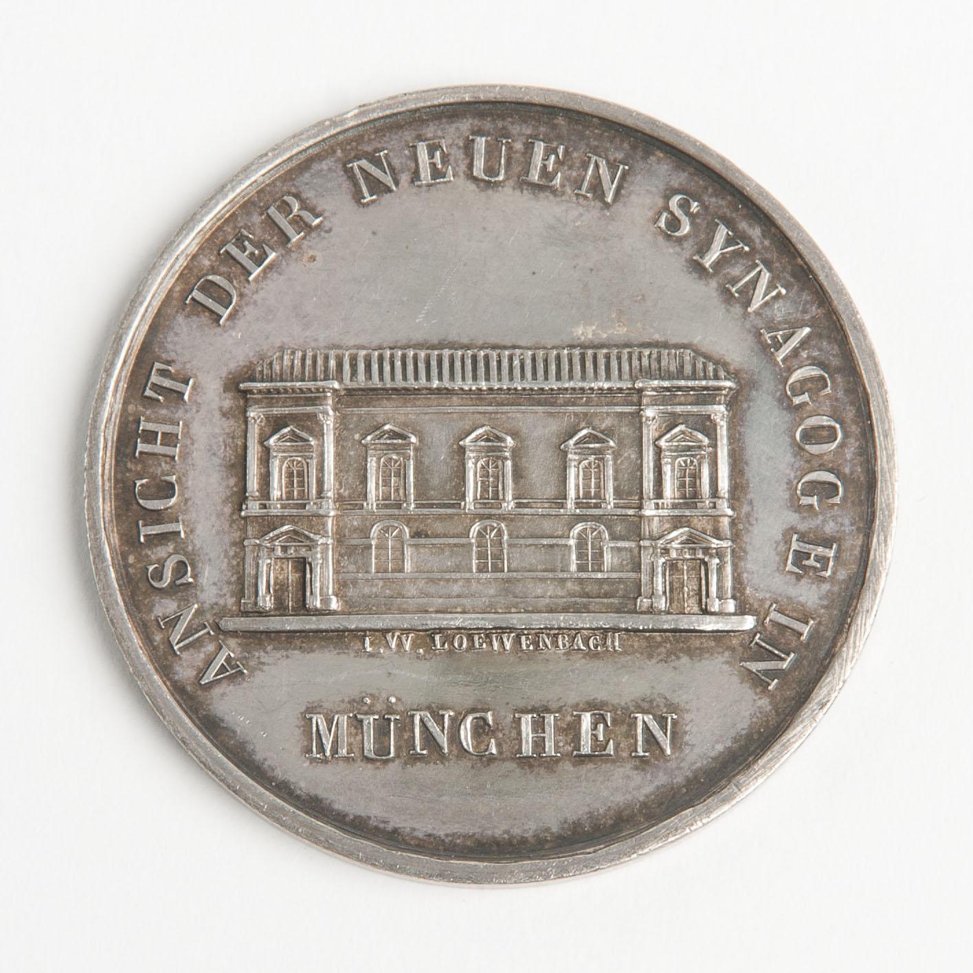 Silver medal featuring synagogue and German text.