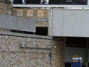 Campaign poster on an overpass with side-by-side pictures of Benjamin Netanyahu and Aryeh Deri beside the Hebrew words ביבי צריך אריה חזק