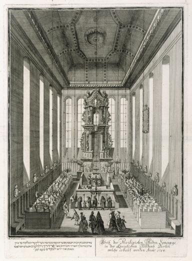 Print engraving of room interior with central podium, Torah ark on far wall, and rows of pews on either side of podium, with German and Hebrew text below. 
