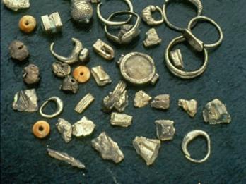Assortment of small pieces of broken jewelry and metal.