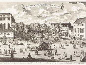 Print of city square with large buildings, river, trees, and many people, with Dutch title in ribbon above, and French and English text on bottom margin. 