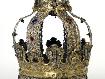 Crown carved with decorative motifs and inlaid with precious stones.