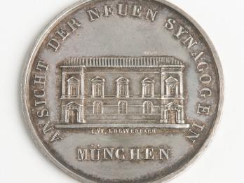 Silver medal featuring synagogue and German text.