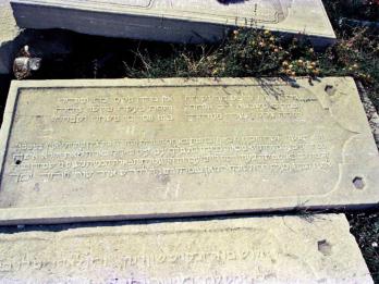 Rectangular tombstone with Hebrew writing.
