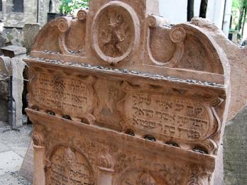 Tombstone of lion emblem and Hebrew inscription.