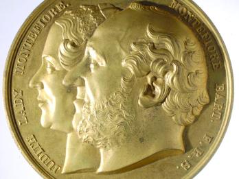Medal featuring profile portraits of a man and woman.