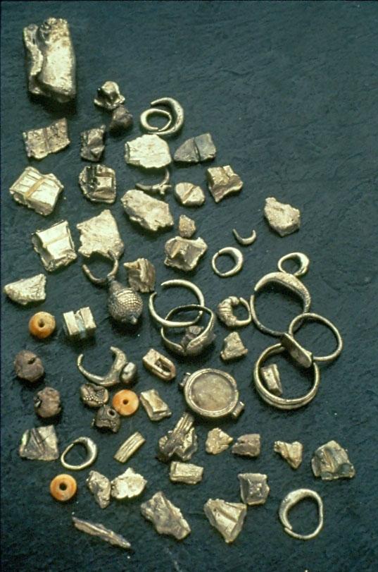 Assortment of small pieces of broken jewelry and metal.