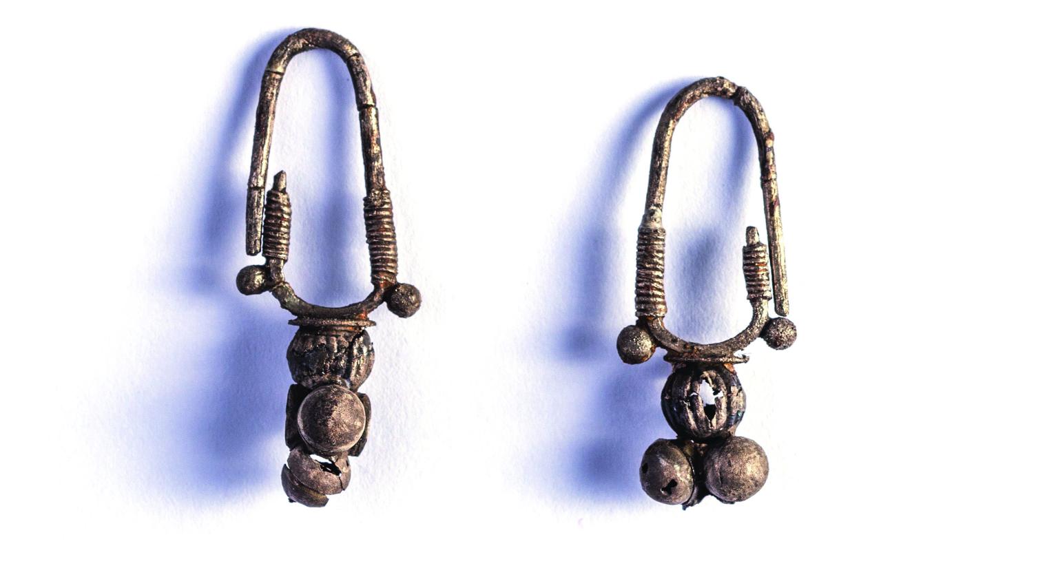 Pair of earrings with rounded attachment.