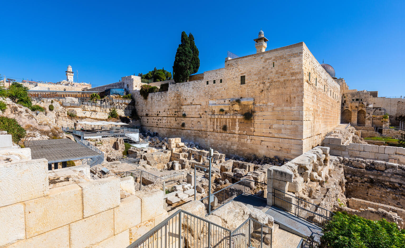 Several stone buildings with multi-layered stone ruins between them.