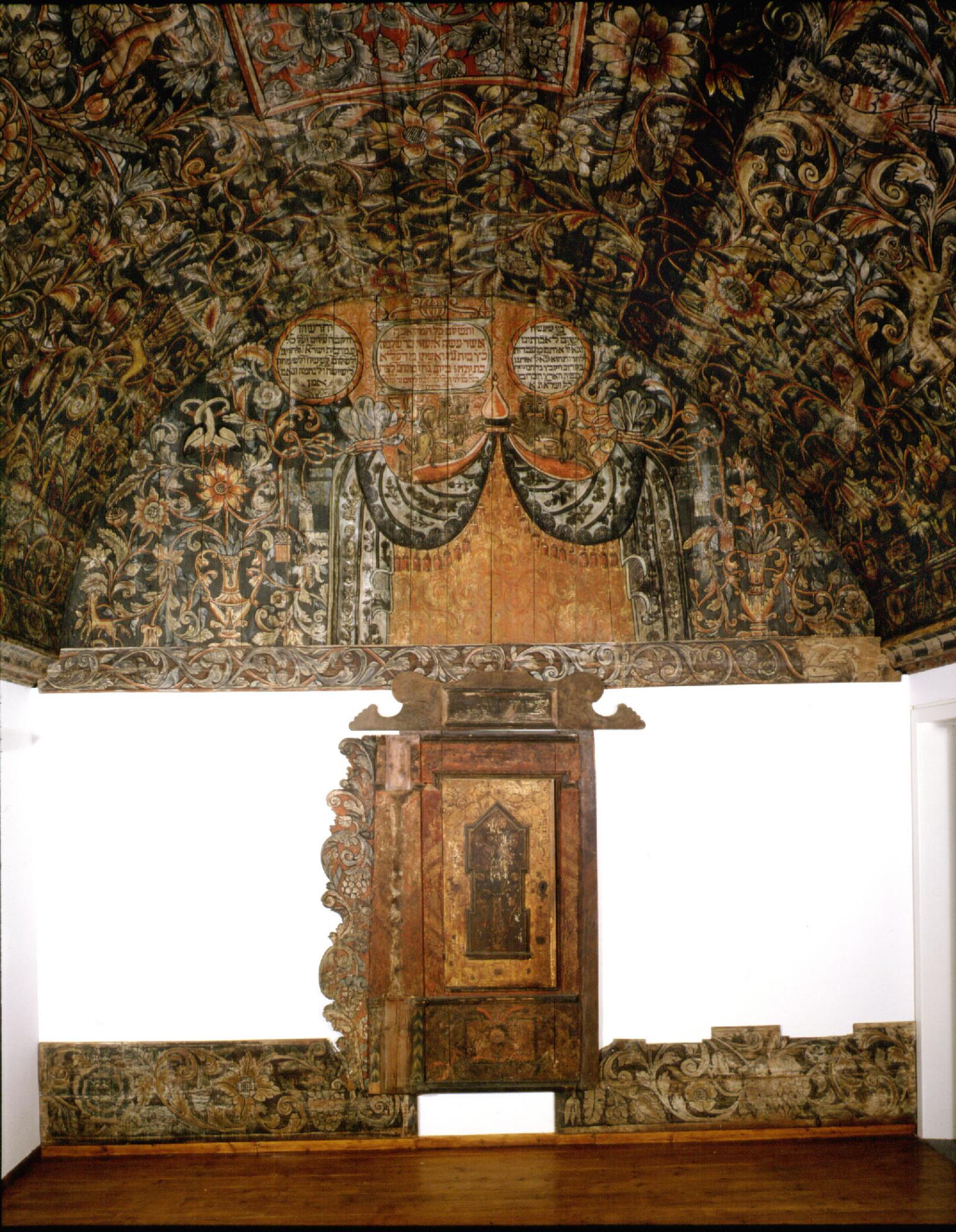 Photograph of wall and ceiling painted with vegetation and zoological motifs.
