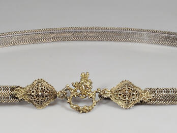 Sivlonot Belt Metal belt with carved clasp.