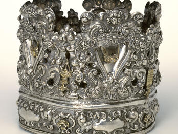 Silver Torah Crown Crown with decorative carvings.