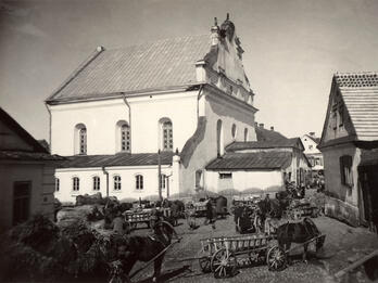 Great Synagogue, Slonim, (now) Belarus Exterior photograph of buildings on busy street with horses pulling wagons.