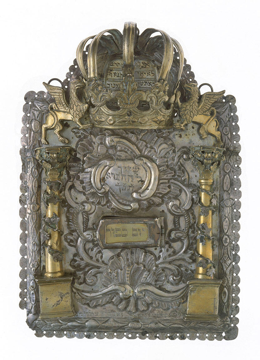 Shield with Hebrew text, gold columns, griffins, and crown on top. Shield with Hebrew text, gold columns, griffins, and crown on top.