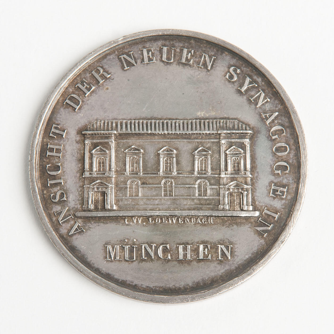 Silver medal featuring synagogue and German text. Silver medal featuring synagogue and German text.
