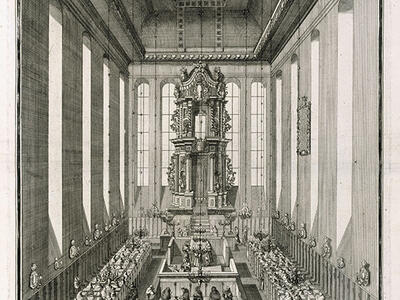 Print engraving of room interior with central podium, Torah ark on far wall, and rows of pews on either side of podium, with German and Hebrew text below. 
